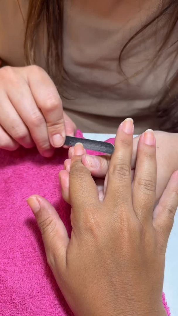 Fernanda durante um atendimento de manicure