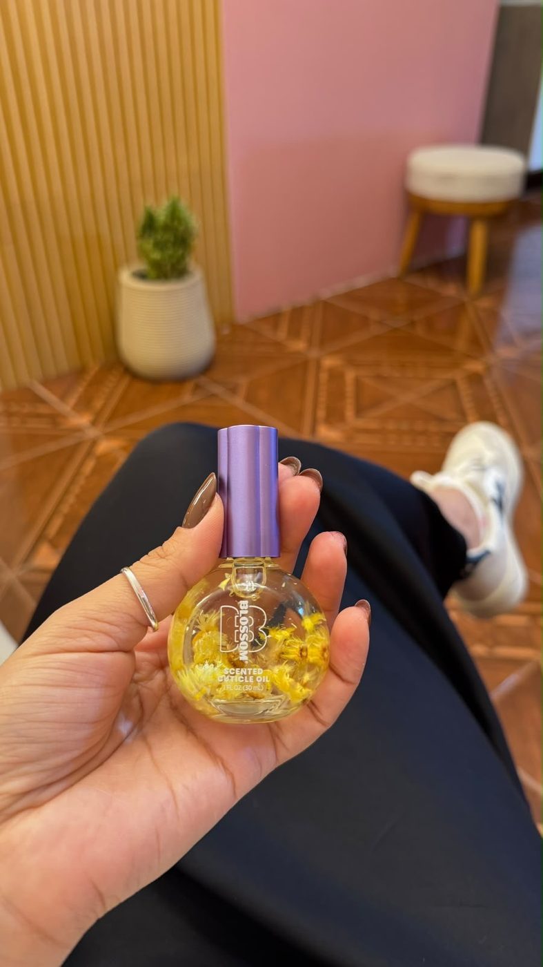 Óleo de cutícula com flores secas, usado no atendimento