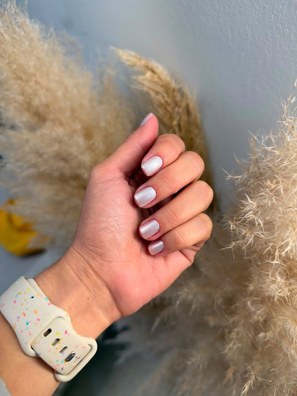 Manicure com esmalte perolado